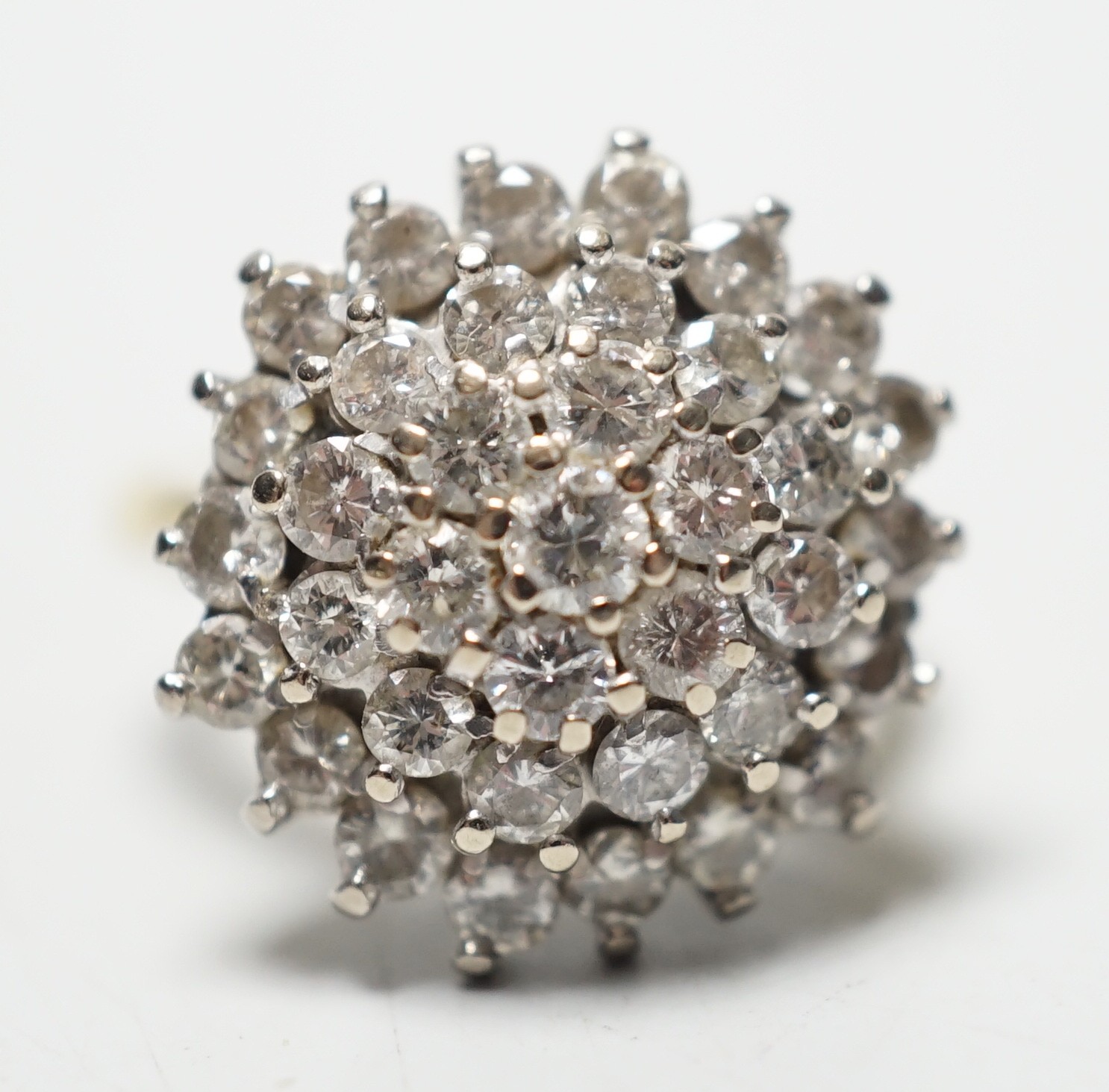 A modern 18ct and diamond set circular cluster ring, size I/J, gross 7.9 grams.